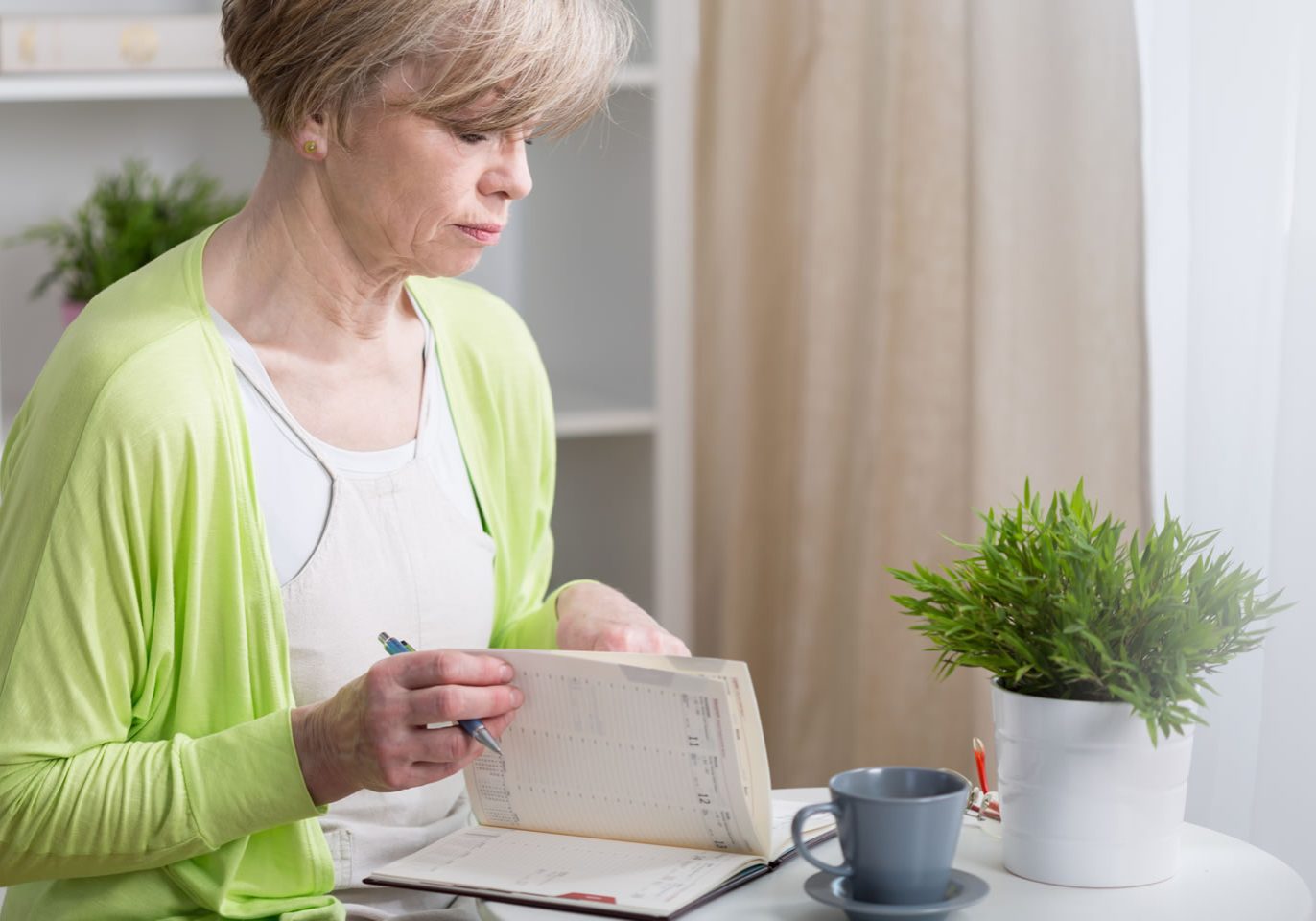 Woman looking at calender, Shutterstock-web Woman looking at calender, Shutterstock-web